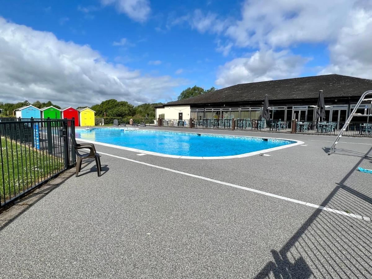 Paws Lodge, Hot Tub, Pet Friendly South Cerney Exterior foto