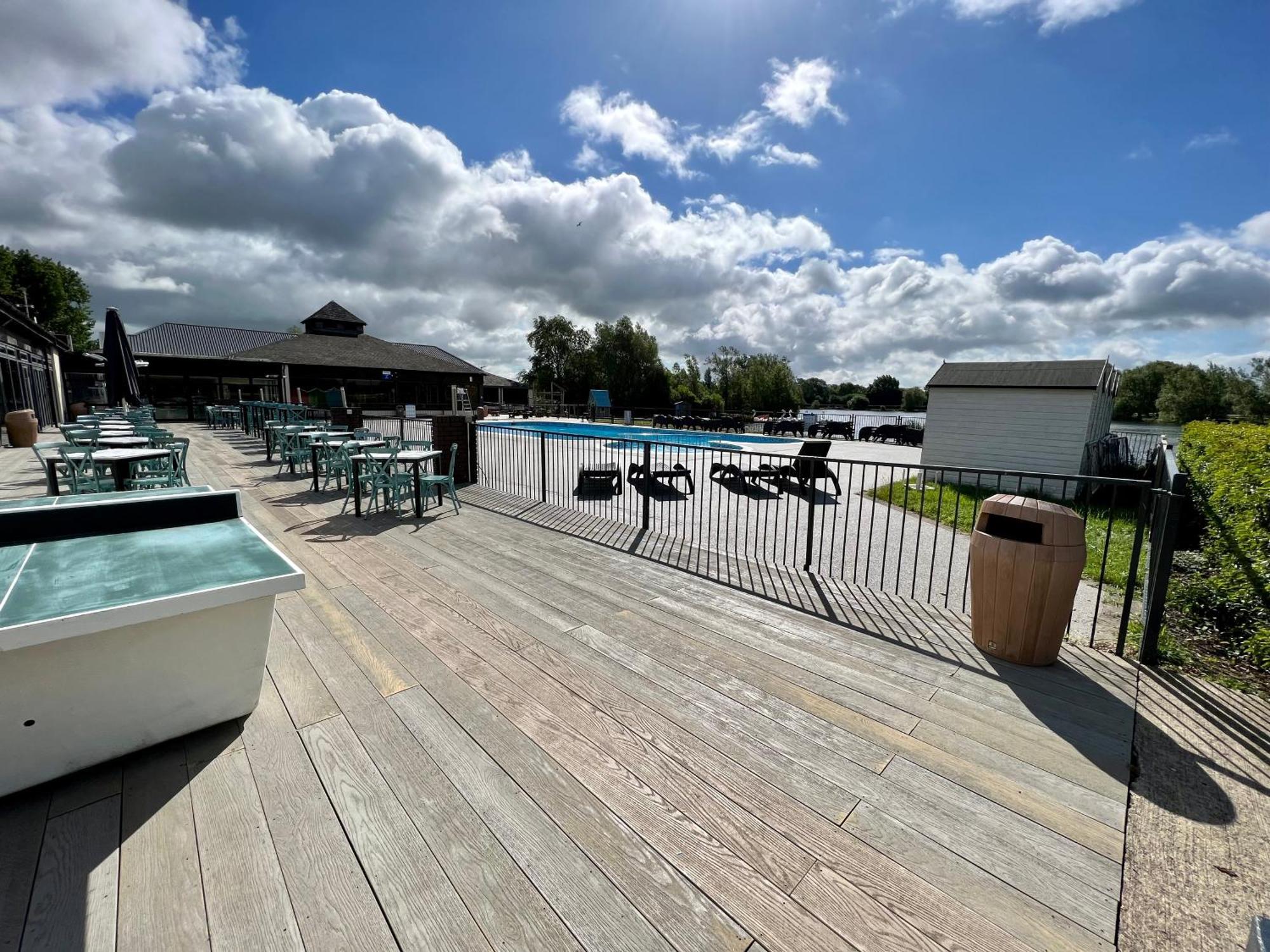 Paws Lodge, Hot Tub, Pet Friendly South Cerney Exterior foto