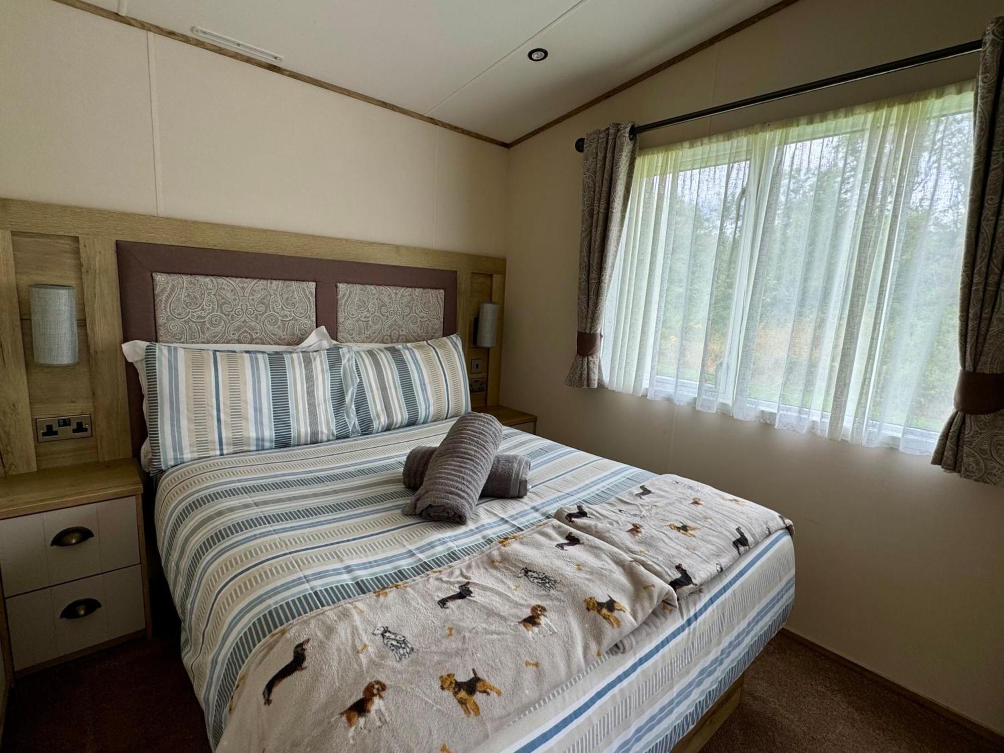Paws Lodge, Hot Tub, Pet Friendly South Cerney Exterior foto